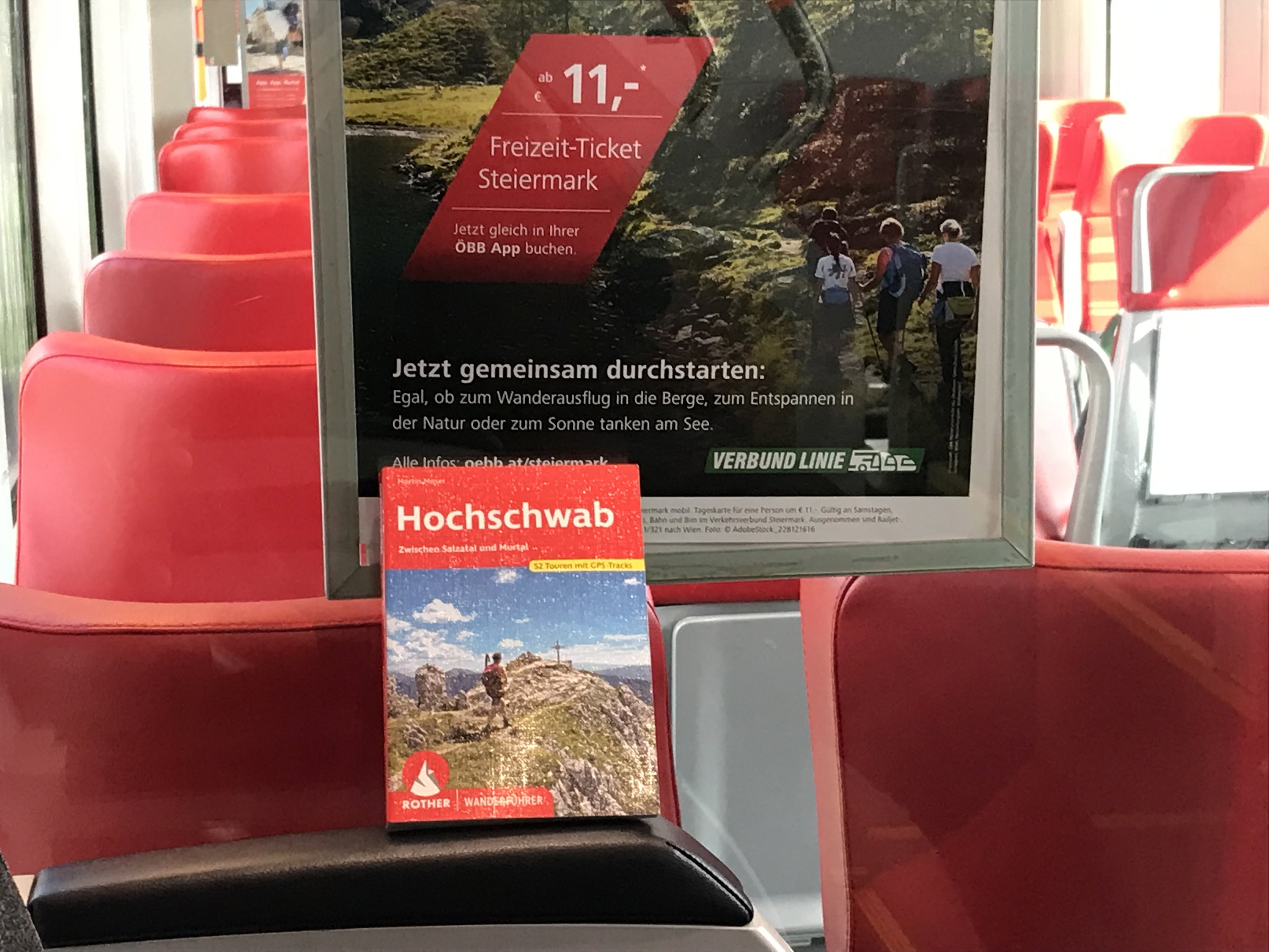 Passt in jeden Rucksack und auch sehr gut zur öffentlichen Anreise. Das neue Hochschwab Wanderbuch. Foto Peter Backé