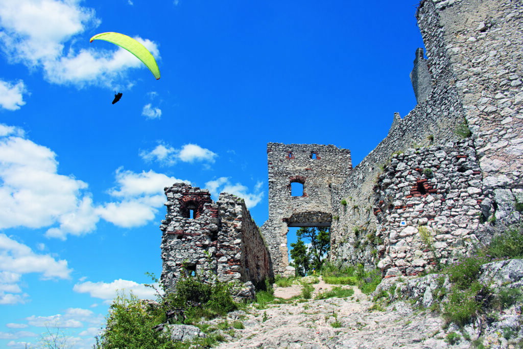 Die gut erhaltene Burgruine Plavecký ist auch bei Paraglidern sehr beliebt. Foto Rother Verlag