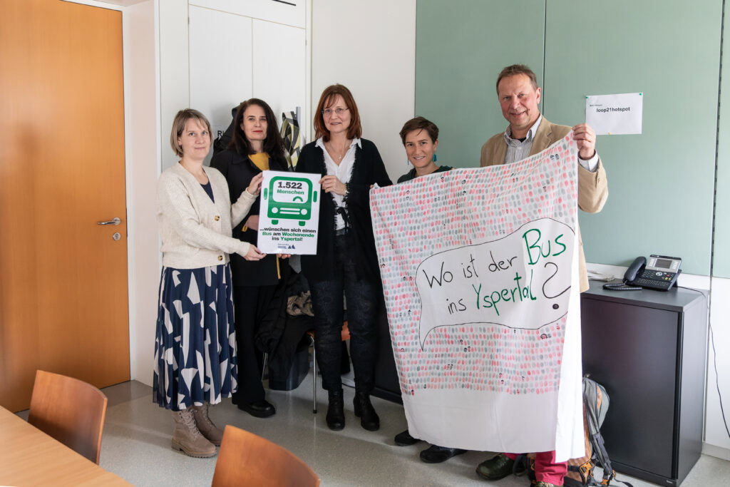 Übergabe der Petition. Foto Eva-Maria Ginal