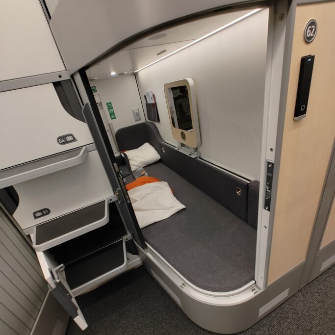 Die Mini-Cabin von außen, links das Gepäckfach und rechts das NFC-Lesegerät und die Kabinennummer. Foto: Simon Widy
