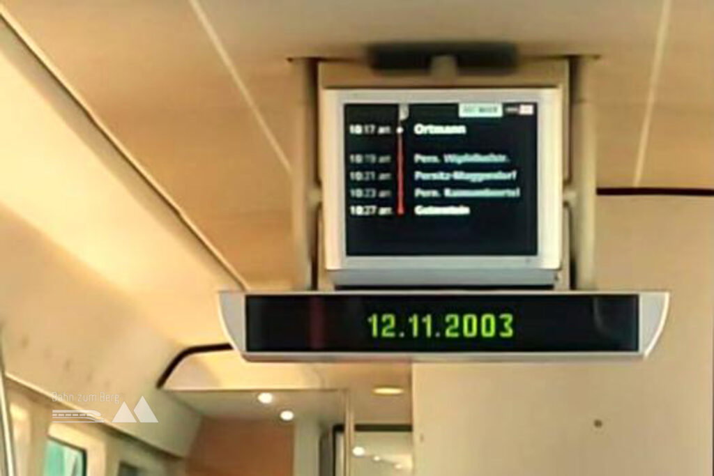 Wenn man´s jedoch „genau“ nimmt, sind wir mit fast 20 Jahren „Verspätung“ aus dem Zug ausgestiegen. Oder haben wir in Wirklichkeit eine Zeitreise gemacht? –Falsche Uhrzeitangaben in Bussen oder Zügen erheitern mich meistens. Foto: Alice Frischherz, aufgenommen am 28.06.2023
