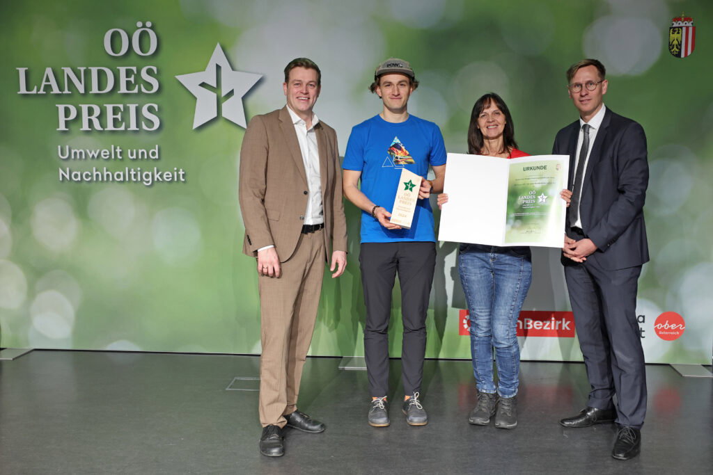 Landesrat Stefan Kaineder, Eva Maria Ginal für BzB und Thomas Obermeier für POW und unser Gastgeber bei der Preisverleihung in Vorchdorf. Foto: Land Oberösterreich