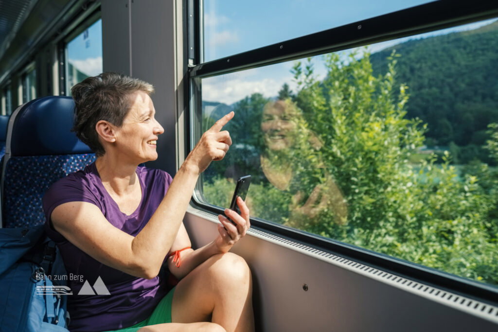 Veronika beim "Aus dem Fenster schauen". Foto: Bahn zum Berg