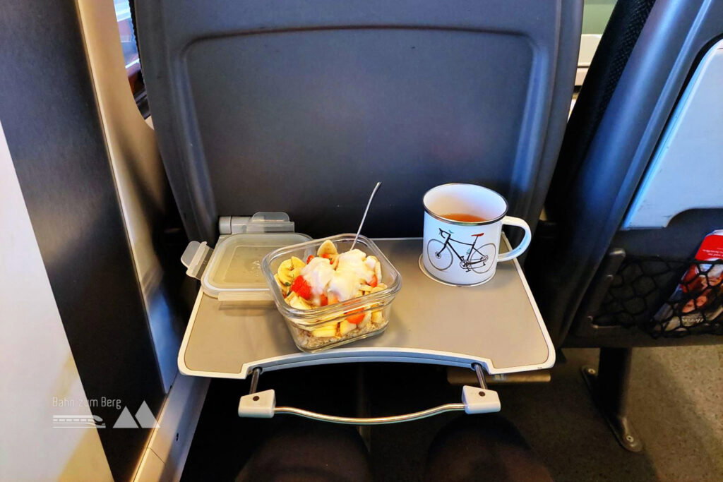 Mein Frühstück to go im Zug. Foto: Alice Frischherz