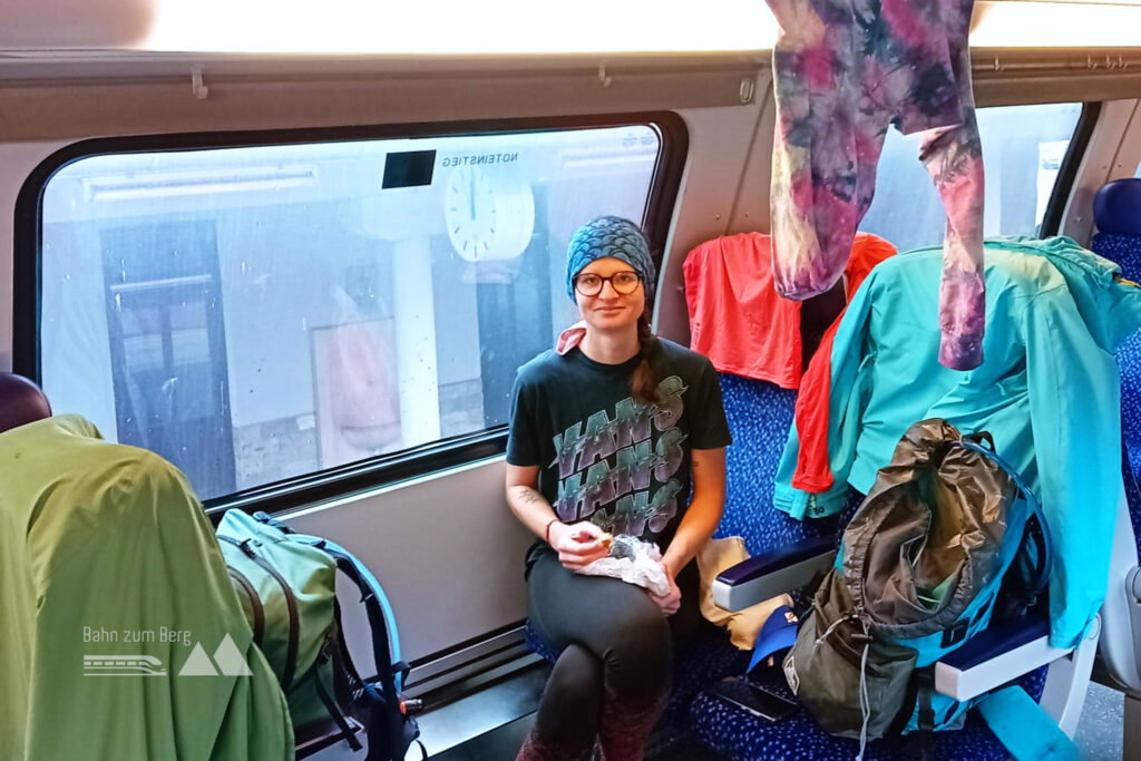 Nasse Wanderklamotten bei der Heimfahrt im Zug trocken? Klar, solange du damit niemandem einen Sitzplatz verwehrst ;) Foto: Johanna Frischherz
