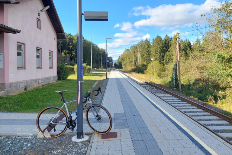 Rad-Zug-Kombi funktioniert, ist aber nicht alltagstauglich, wenn´s keinen Bahnhof in der Nähe gibt. Foto: Alice Frischherz