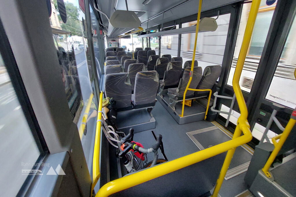 Blinder Passagier im Regiobus, der kurz davor noch voll war (in Graz steigen die meisten Pendler:innen in der Innenstadt aus, bis zum Bahnhof fahren wenige). Foto: Alice Frischherz