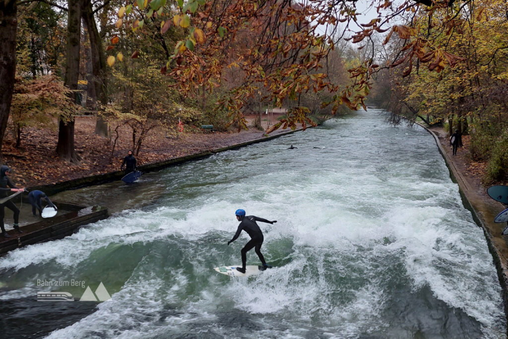 Wäre ich nach Paris geflogen, hätte ich dieses Highlight in München versäumt: Die Welle im Eisbach. Foto: Alice Frischherz