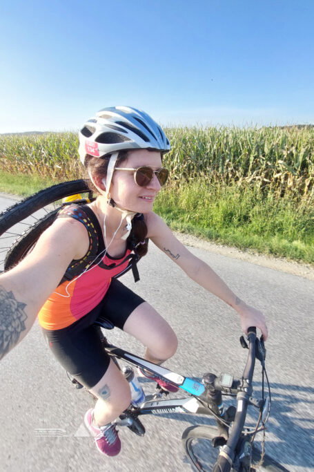 Fahrradfelgentransport am Rad-Rucksack, um Ersatzteile zu kaufen; Halloween im Abbringer-Bus im Burgenland (mittlerweile ist er schon mit Faschingsgirlanden geschmückt). Fotos: Alice Frischherz