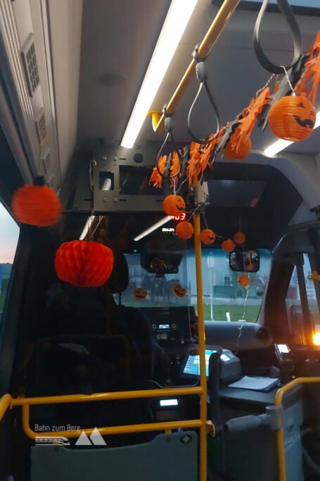 Fahrradfelgentransport am Rad-Rucksack, um Ersatzteile zu kaufen; Halloween im Abbringer-Bus im Burgenland (mittlerweile ist er schon mit Faschingsgirlanden geschmückt). Fotos: Alice Frischherz