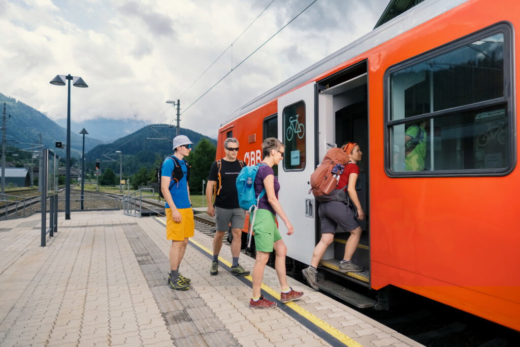 Mit der Bahn zum Berg. Foto Bahn zum Berg 