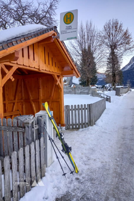 Ob Sommer oder Winter, Rad oder Ski, alles mit den Öffis. Fotos: Martina Friesenbichler