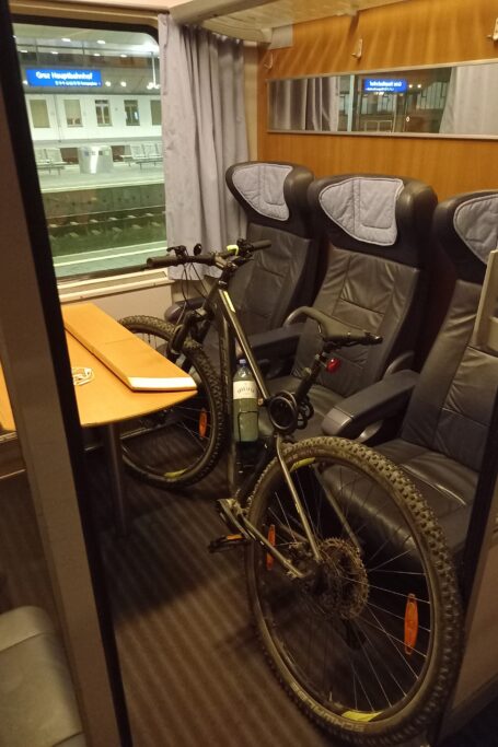 Ob Sommer oder Winter, Rad oder Ski, alles mit den Öffis. Fotos: Martina Friesenbichler