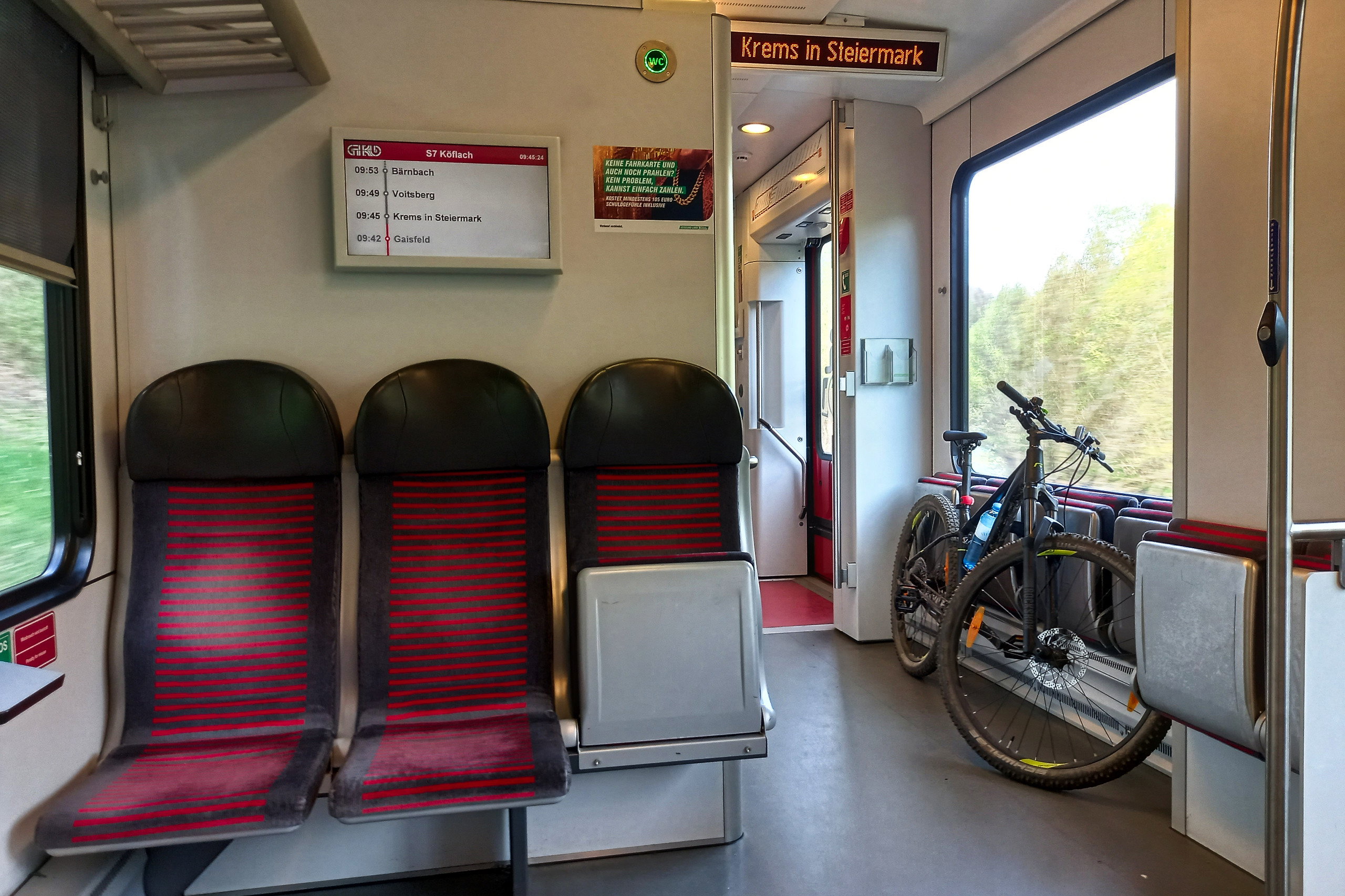 Ob Sommer oder Winter, Rad oder Ski, alles mit den Öffis. Fotos: Martina Friesenbichler