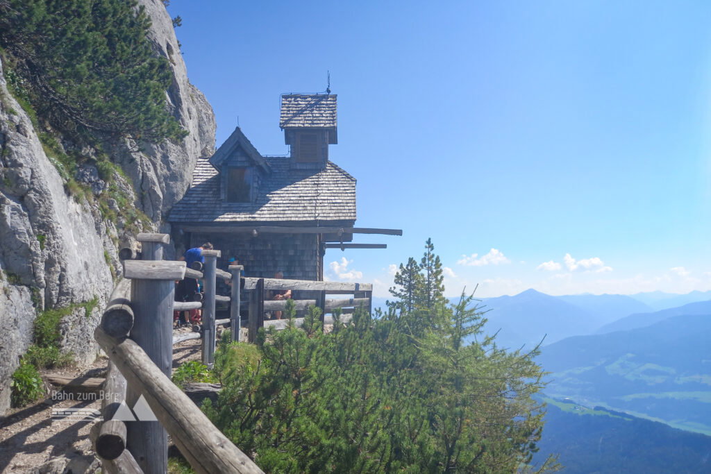 Hoch hinaus im Sommer: Gesäuse (links) und Stoderzinken (rechts). Fotos: Martina Friesenbichler