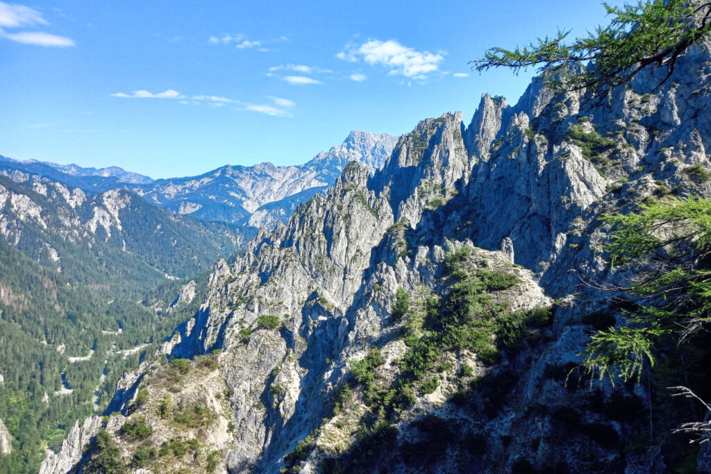 Hoch hinaus im Sommer: Gesäuse (links) und Stoderzinken (rechts). Fotos: Martina Friesenbichler