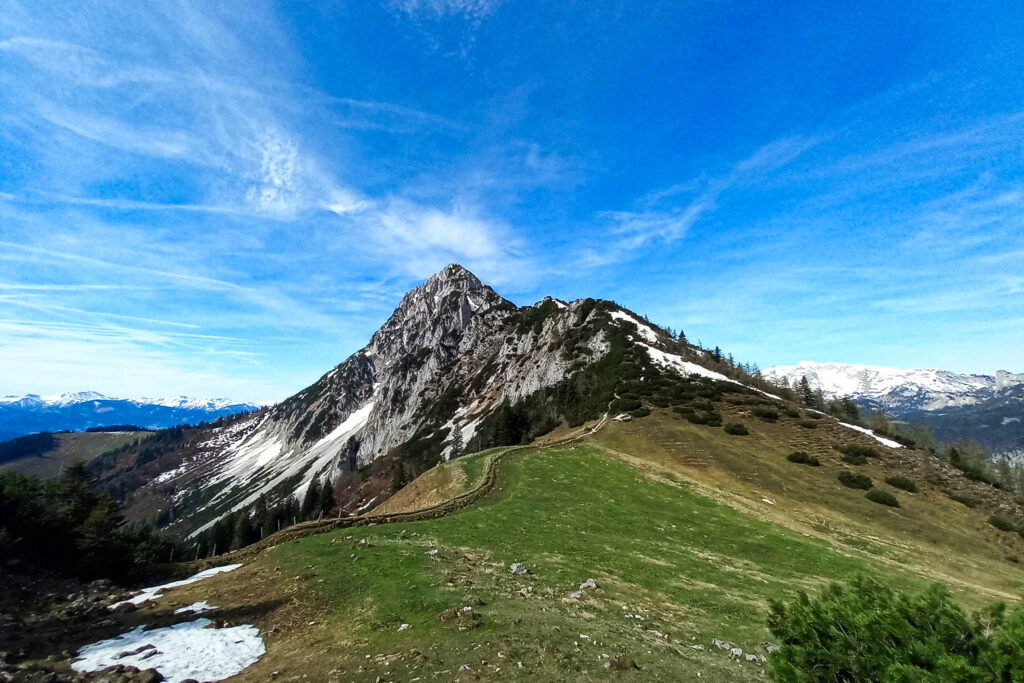 Im Frühling am Kleinen Bosruck (links) oder Kraubatheck (rechts). Fotos: Martina Friesenbichler