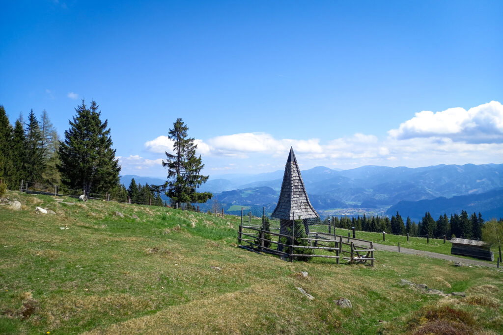 Im Frühling am Kleinen Bosruck (links) oder Kraubatheck (rechts). Fotos: Martina Friesenbichler