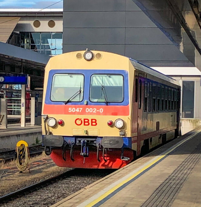 Der Triebwagenzug ins Almtal steht oft schon 20 - 30 Minuten vor Abfahrtstermin am Bahnhof Wels bereit. Fotos: Maria Ramming-Silbermayr, CC-BY-SA 4.0 