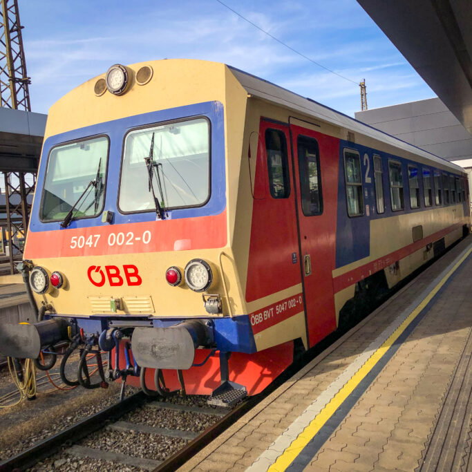 Der Triebwagenzug ins Almtal steht oft schon 20 - 30 Minuten vor Abfahrtstermin am Bahnhof Wels bereit. Fotos: Maria Ramming-Silbermayr, CC-BY-SA 4.0 