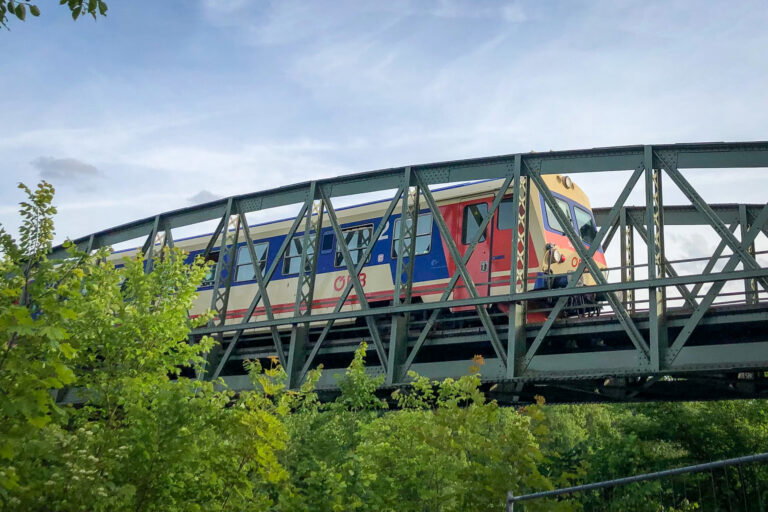 Die Almtalbahn überquert die Traun auf der Eisenbahnbrücke von Wels in Richtung Thalheim. Foto: Maria Ramming-Silbermayr, CC-BY-SA 4.0