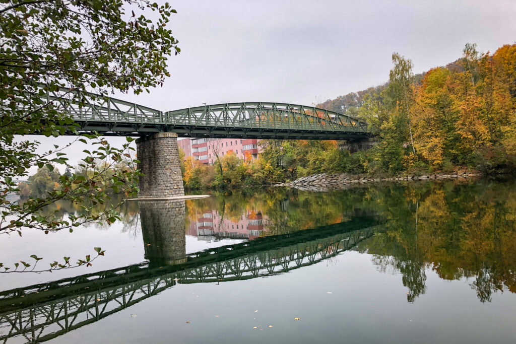 Auf der seit 2004 denkmalgeschützten Eisenbahnbrücke können auch Radfahrer und Fußgänger die Traun überqueren. Foto: Maria Ramming-Silbermayr, CC-BY-SA 4.0