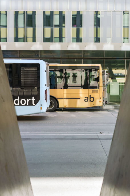 Das Rad wird auf den Heckträgern des Busses montiert. Fotos: VVT, Anna Geisler