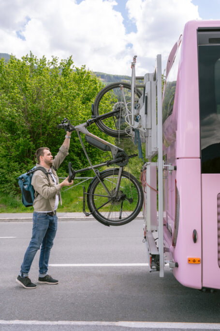 Das Rad wird auf den Heckträgern des Busses montiert. Fotos: VVT, Anna Geisler