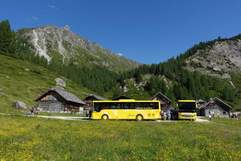 Mit dem Bus auf die Ursprungalm. Foto: Peter Backé