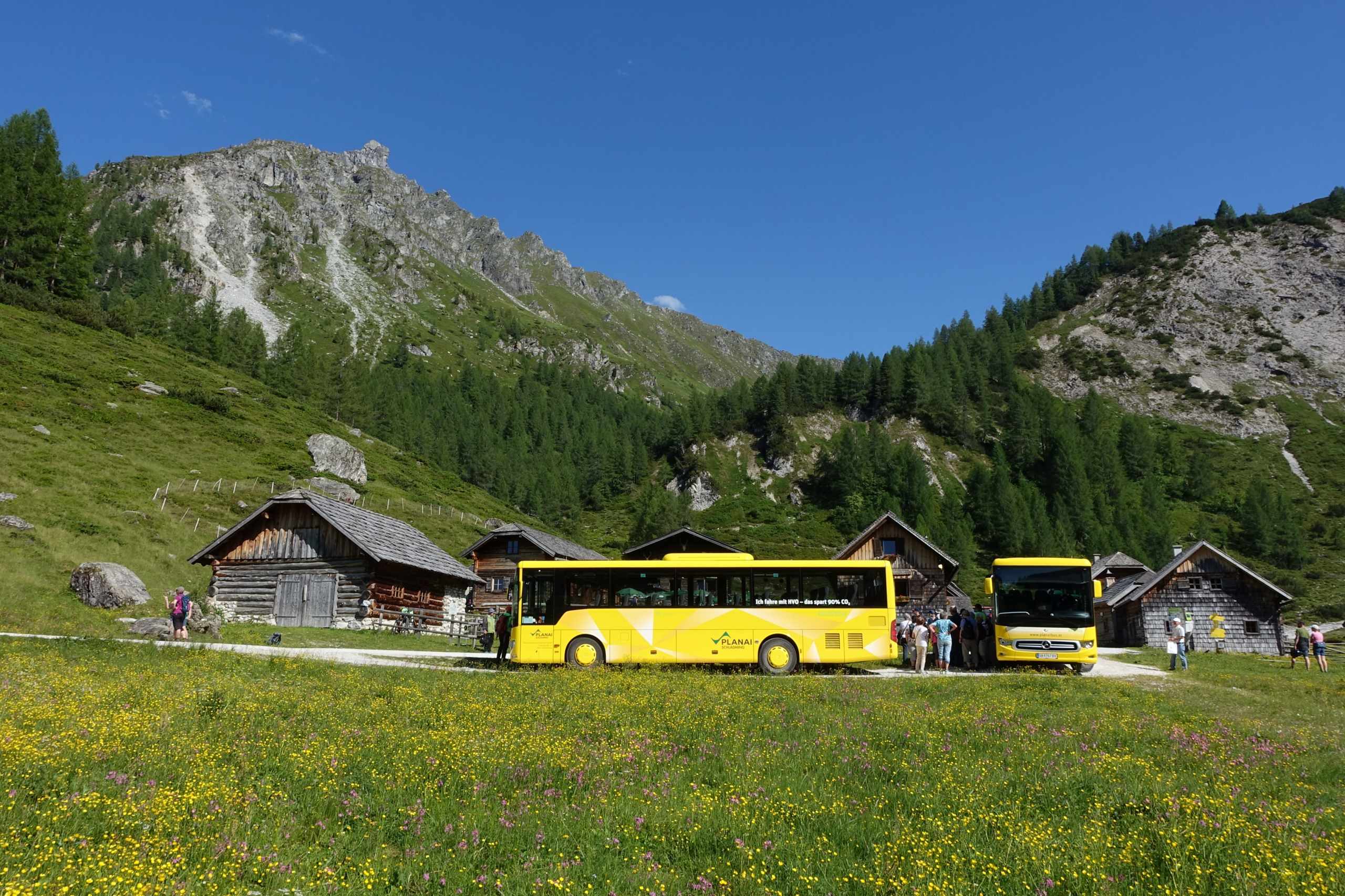 Mit dem Bus auf die Ursprungalm. Foto: Peter Backé