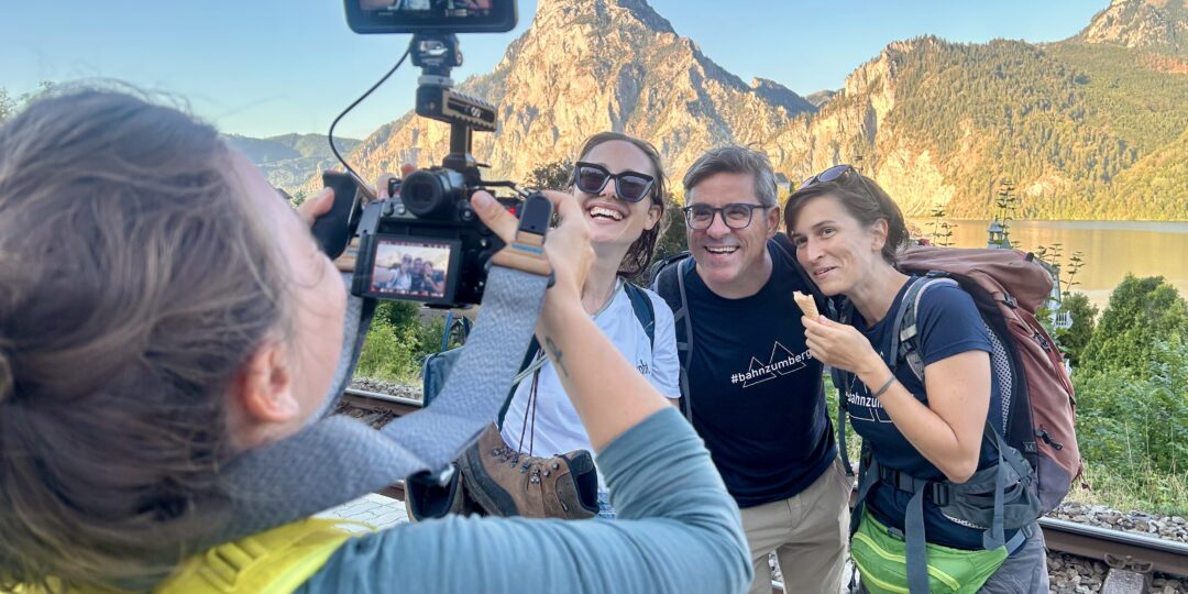 Elisabeth Müller und das Bahn-zum-Berg-Gespräche Team am Traunsee. Foto Veronika Schöll